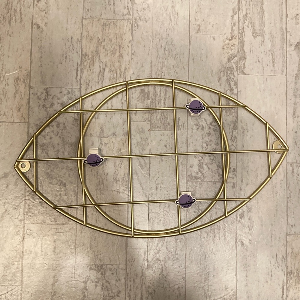 Gold Wire Eyeball Shaped Photo Collage Board with Plastic Clips